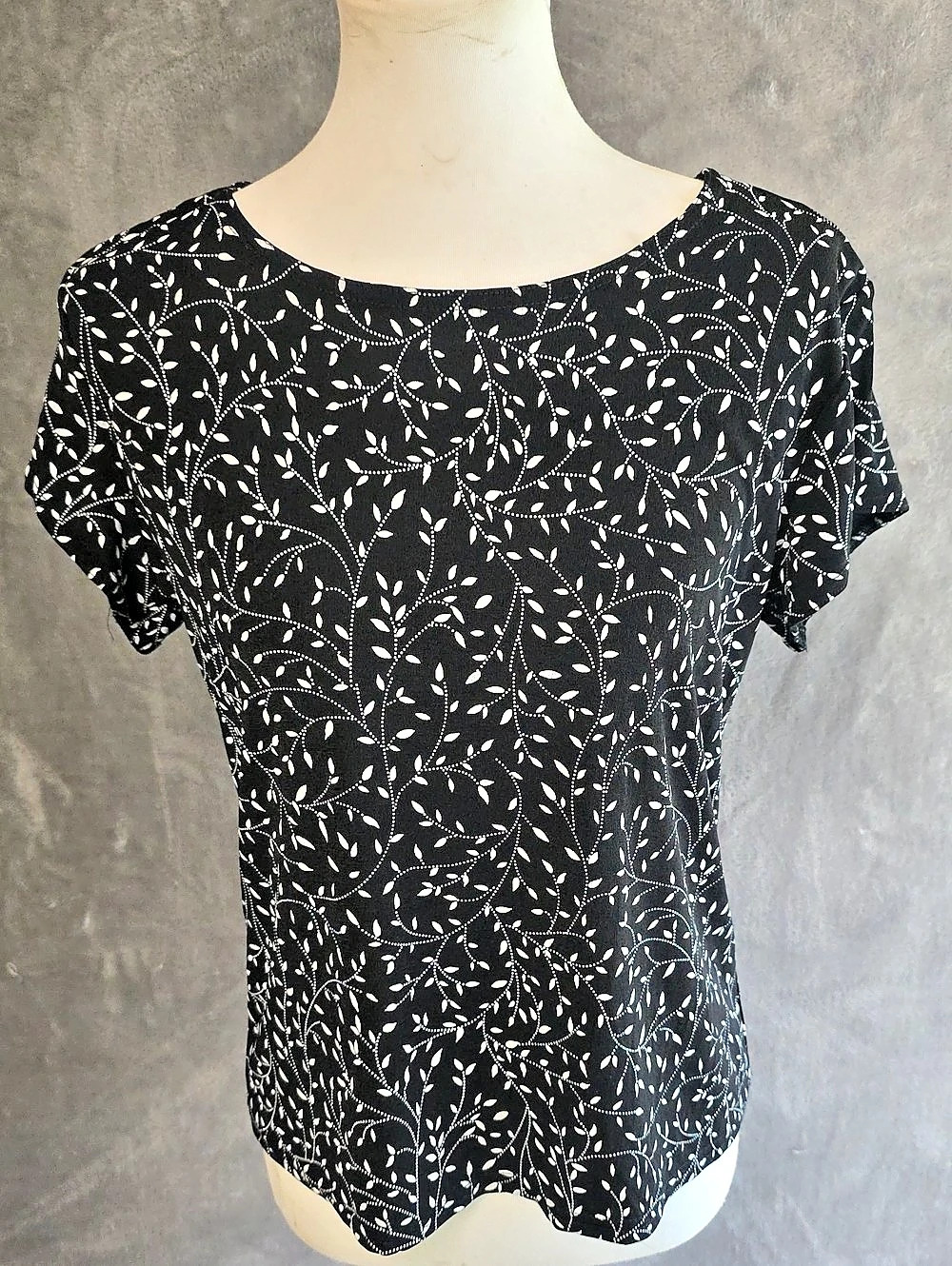 New York & Company Floral Short Sleeve Top in Black & White Size Large